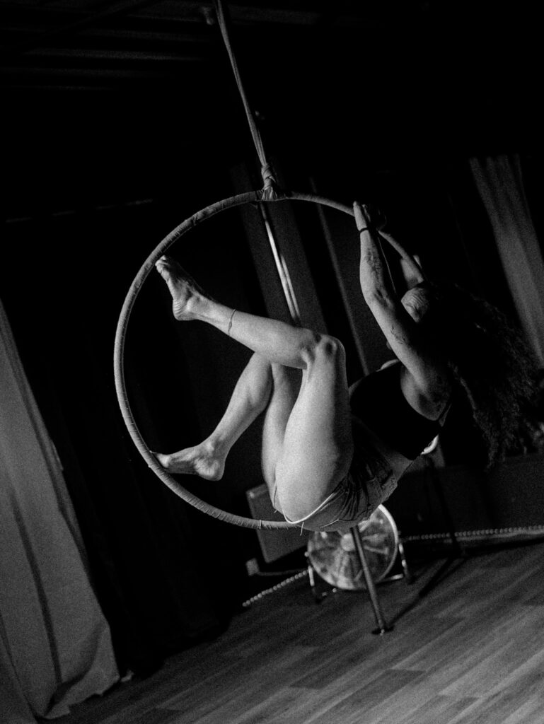 Figure de cerceau aérien chez Demon spin, école de pole dance 91
