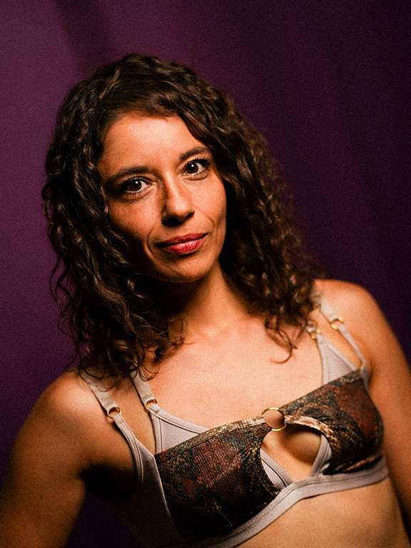 Portrait professeure de pole dance chez Demon Spin, école de pole dance Essonne