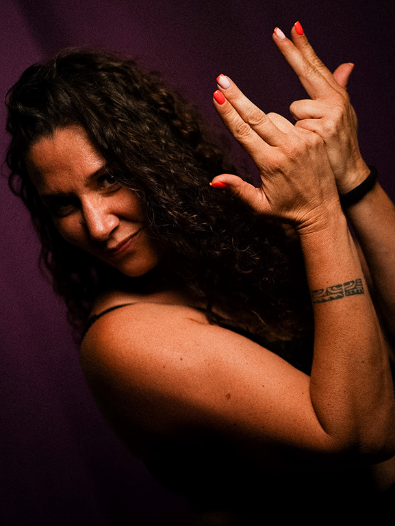 Portrait amusant de la gérante de Démon Spin, école de pole dance 91
